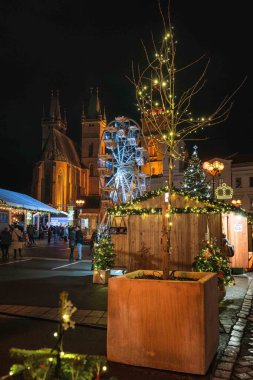 Hradec Kralove, Çek Cumhuriyeti - 12 Aralık 2025: Hradec Kralove 'deki Büyük Meydan' da geleneksel Noel pazarları.