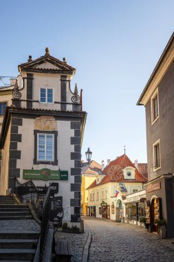 CESKY KRUMLOV, CZECHIA - 23 Kasım 2025: Çek Cumhuriyeti Cesky Krumlov 'da bir kaldırım manzarası