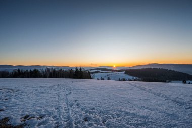 Bir dağ manzarasında kış gündoğumu