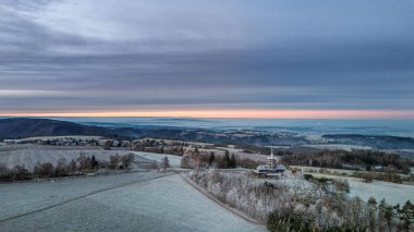 Nachod yakınlarındaki Jirasek yazlığında sabah. Drone görünümü.