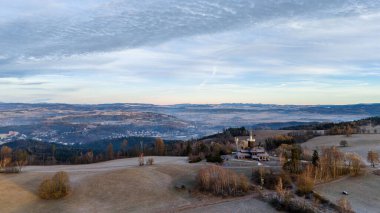 Nachod yakınlarındaki Jirasek yazlığında sabah. Drone görünümü.
