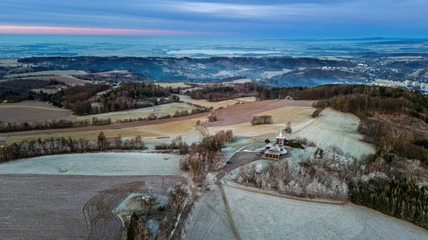 Nachod yakınlarındaki Jirasek yazlığında sabah. Drone görünümü.