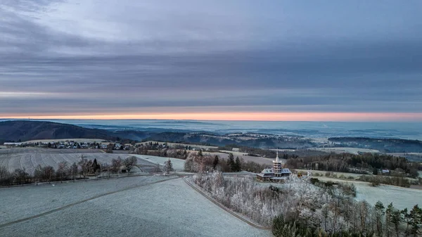Nachod yakınlarındaki Jirasek yazlığında sabah. Drone görünümü.