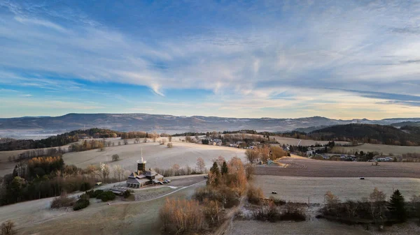Nachod yakınlarındaki Jirasek yazlığında sabah. Drone görünümü.