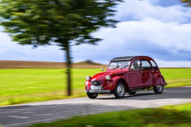 Orlicke hory, Çek Cumhuriyeti - 6 Eylül 2025: Fransız otomobili Citroen 2CV. Antika araba ve motosikletler Çek kırsalında seyahat ediyorlar. Klasik araba buluşması..