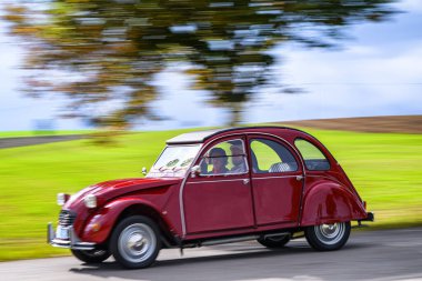 Orlicke hory, Çek Cumhuriyeti - 6 Eylül 2025: Fransız otomobili Citroen 2CV. Antika araba ve motosikletler Çek kırsalında seyahat ediyorlar. Klasik araba buluşması..