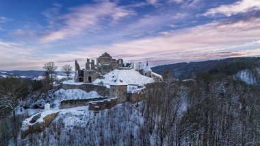 Potstejn Kalesi 'nin engin kalıntıları doğu Bohemya' daki Potstejn köyünün güneydoğusunda bulunan ağaçlık bir konik tepenin üzerinde yer almaktadır ve Podorlicko 'nun merkez kısmına hakimdir. Kış havası.