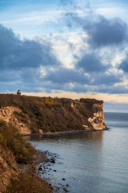 Beyaz tebeşir kayalıklarının sonbahar manzarası. Cape Arkona, Almanya