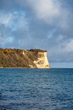 Beyaz tebeşir kayalıklarının sonbahar manzarası. Cape Arkona, Almanya