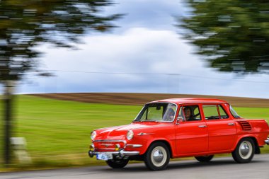 Orlicke hory, Çek Cumhuriyeti - 6 Eylül 2025: Çekoslovak otomobil Skoda 1000 MB. Antika araba ve motosikletler Çek kırsalında seyahat ediyorlar. Klasik araba buluşması..