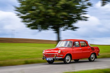 Orlicke hory, Çek Cumhuriyeti - 6 Eylül 2025: Çekoslovak otomobil Skoda 1000 MB. Antika araba ve motosikletler Çek kırsalında seyahat ediyorlar. Klasik araba buluşması..