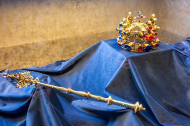 PRAG, CZECH REPUBLIC - 16 Kasım 2025: The Bohemian Crown Jewels, or the Czech Crown Jewels on Prag Castle iç mimarisi.