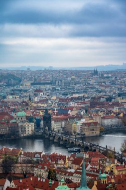 Prag Kalesi 'ndeki St. Vitus Katedrali' nin güney kulesinin tepesinden Prag manzarası.