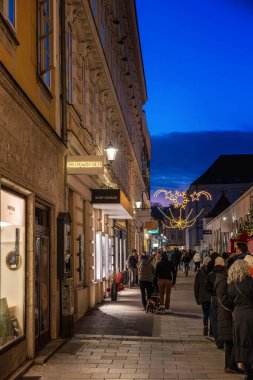 LINZ, AUSTRIA - 22 Kasım 2025: Varış sırasında Avusturya 'nın Linz kentindeki Landstrasse' nin sokak manzarası.