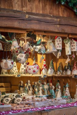 Cesky Krumlov, Çek Cumhuriyeti - 23 Kasım 2025: Cesky Krumlov 'daki büyüleyici Noel pazarını keşfedin, bir kış günü el sanatları ve yerel malların sergilendiği