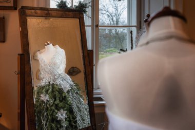 Yeni Kale, Kostelec nad Orlici - 13 Aralık 2025: Kostelec nad Orlici 'deki İmparatorluk Şatosu Noel için süslendi.