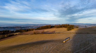 Nachod çevresindeki donmuş kış manzarasının havadan görüntüsü. Arka planda karlı Krkonose Dağları.