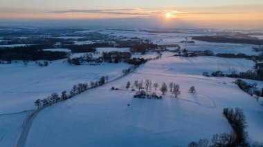 Kış manzarasında gün batımı. İnsansız hava aracından görüntüle