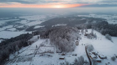 Çek Cumhuriyeti 'nin Zvicina tepesindeki eski kilise. Hava görünümü.