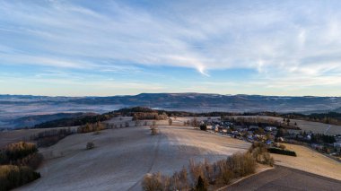 Nachod yakınlarındaki Dobrosov 'daki Jirasek kulübesinde kış sabahı. Drone görünümü.