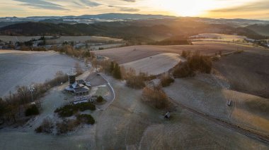 Nachod yakınlarındaki Dobrosov 'daki Jirasek kulübesinde kış sabahı. Drone görünümü.