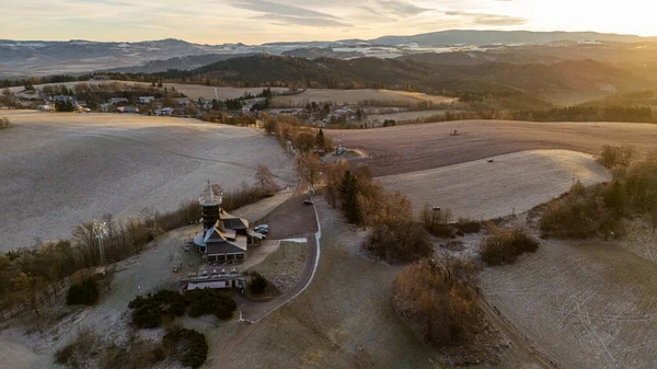 Nachod yakınlarındaki Dobrosov 'daki Jirasek kulübesinde kış sabahı. Drone görünümü.
