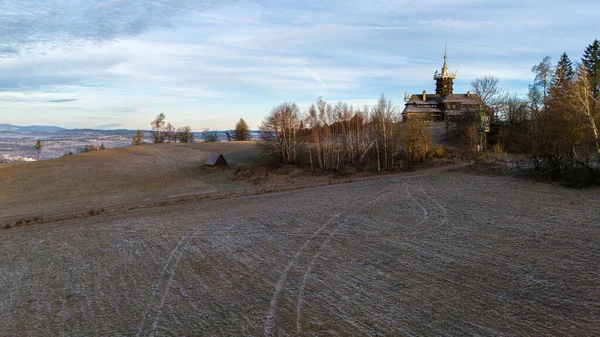 Nachod yakınlarındaki Dobrosov 'daki Jirasek kulübesinde kış sabahı. Drone görünümü.