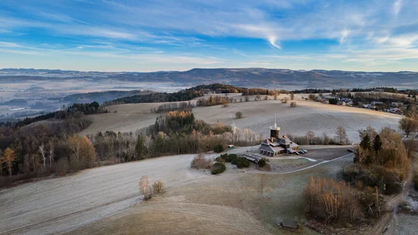 Nachod yakınlarındaki Dobrosov 'daki Jirasek kulübesinde kış sabahı. Drone görünümü.
