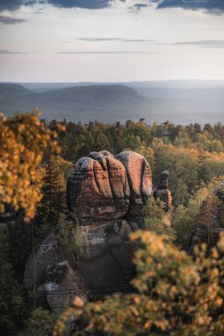 Gün batımında heyecan verici Patikalar ve Manzaralar: Wilde Hlle ve Carolafelsen, Sakson İsviçre (Schsische Schweiz)