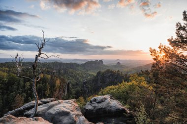 Gün batımında heyecan verici Patikalar ve Manzaralar: Wilde Hlle ve Carolafelsen, Sakson İsviçre (Schsische Schweiz)