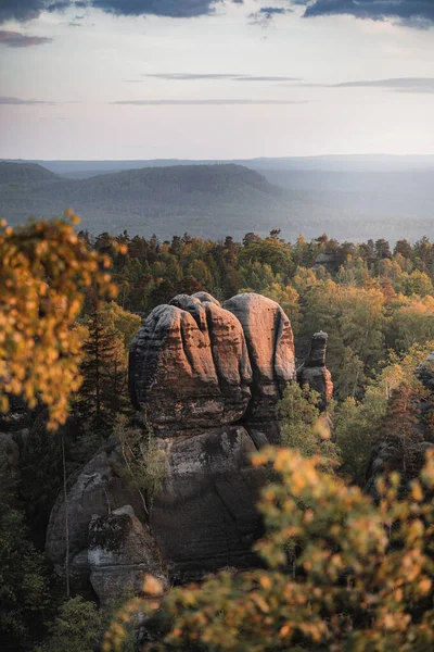 Gün batımında heyecan verici Patikalar ve Manzaralar: Wilde Hlle ve Carolafelsen, Sakson İsviçre (Schsische Schweiz)