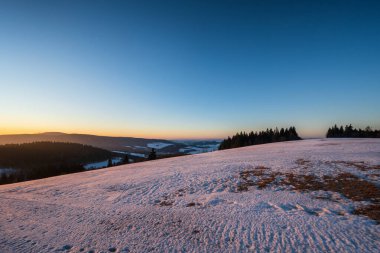 Renkli gündoğumunda kırsal kışın manzarası.