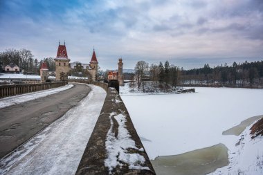 Elbe Nehri üzerinde peri masalı kuleleri olan Les Kralovstvi barajının manzarası. Tarihi mimari, orman ve taş köprünün güzel manzarası. Kış zamanı.