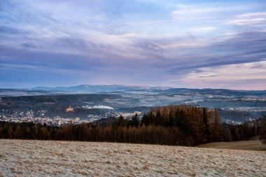 Kış manzarasında renkli kış gündoğumu