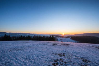 Kış manzarasında renkli kış gündoğumu