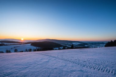 Kış manzarasında renkli kış gündoğumu