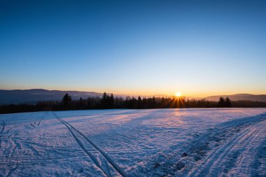 Kış manzarasında renkli kış gündoğumu