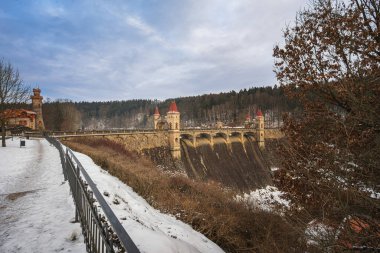 Orman Krallığı barajı karla kaplı. Les Kralovstvi, Elbe Nehri üzerinde 1920 yılında inşa edilmiş bir vadi baraj rezervuarıdır. Güzel kar sabahı