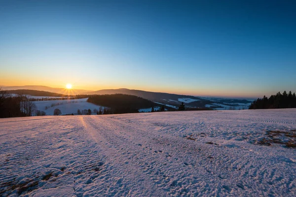 Kış manzarasında renkli kış gündoğumu
