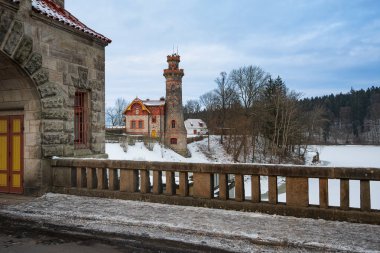 Orman Krallığı barajı karla kaplı. Les Kralovstvi, Elbe Nehri üzerinde 1920 yılında inşa edilmiş bir vadi baraj rezervuarıdır. Güzel kar sabahı
