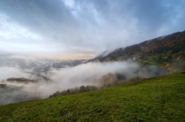 Sabah sisli renkli sonbahar dağ manzarası