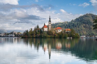 Slovenya 'da Kan Gölü. Güzel dağlar ve küçük hac kilisesi olan Kanlı Göl. Maria 'nın Hacı Kilisesi' yle birlikte adaya ve göle gitti. Kan, Slovenya, Avrupa.