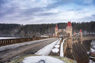 Çek Cumhuriyeti 'nin en güzel barajının manzarası Les Krlovstv Bir kış sabahı