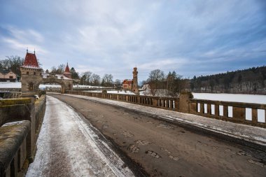 Kış Arazisinde Peri Masalı Kuleleri olan Tarihi Taş Barajı