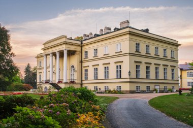 Kostelec nad Orliç 'teki Yeni Kale - Çek Cumhuriyeti' nde görkemli bir İmparatorluk tarzı şato ve park