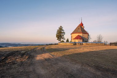 Çek Cumhuriyeti 'nin Nov Valteice şehrindeki Barok Kutsal Haç Kilisesi, gün doğumunda