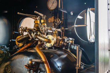 Zamberk, esko - 20.10. 2024: Parn lokomotiva v gureu starch stroj. Tarihi siyah dar kalibreli buhar lokomotifi bir endüstriyel müzede sergilenen madencilik sembolü.