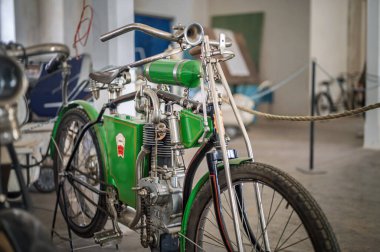 Zamberk, Çek Cumhuriyeti - 20 Ekim 2024: Müzede kemerli Laurin & Klement Slavia motosikleti