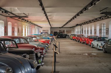 Zamberk, Çek Cumhuriyeti - 20 Ekim 2024: Zamberk 'teki Eski Makine ve Teknoloji Müzesi' nde antika ve klasik araba koleksiyonu