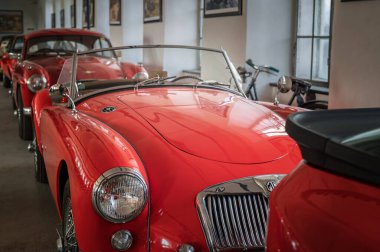 Zamberk, Çek Cumhuriyeti - 20 Ekim 2024: Müze sergi salonunda sergilenen kırmızı antika MG MGA spor araba